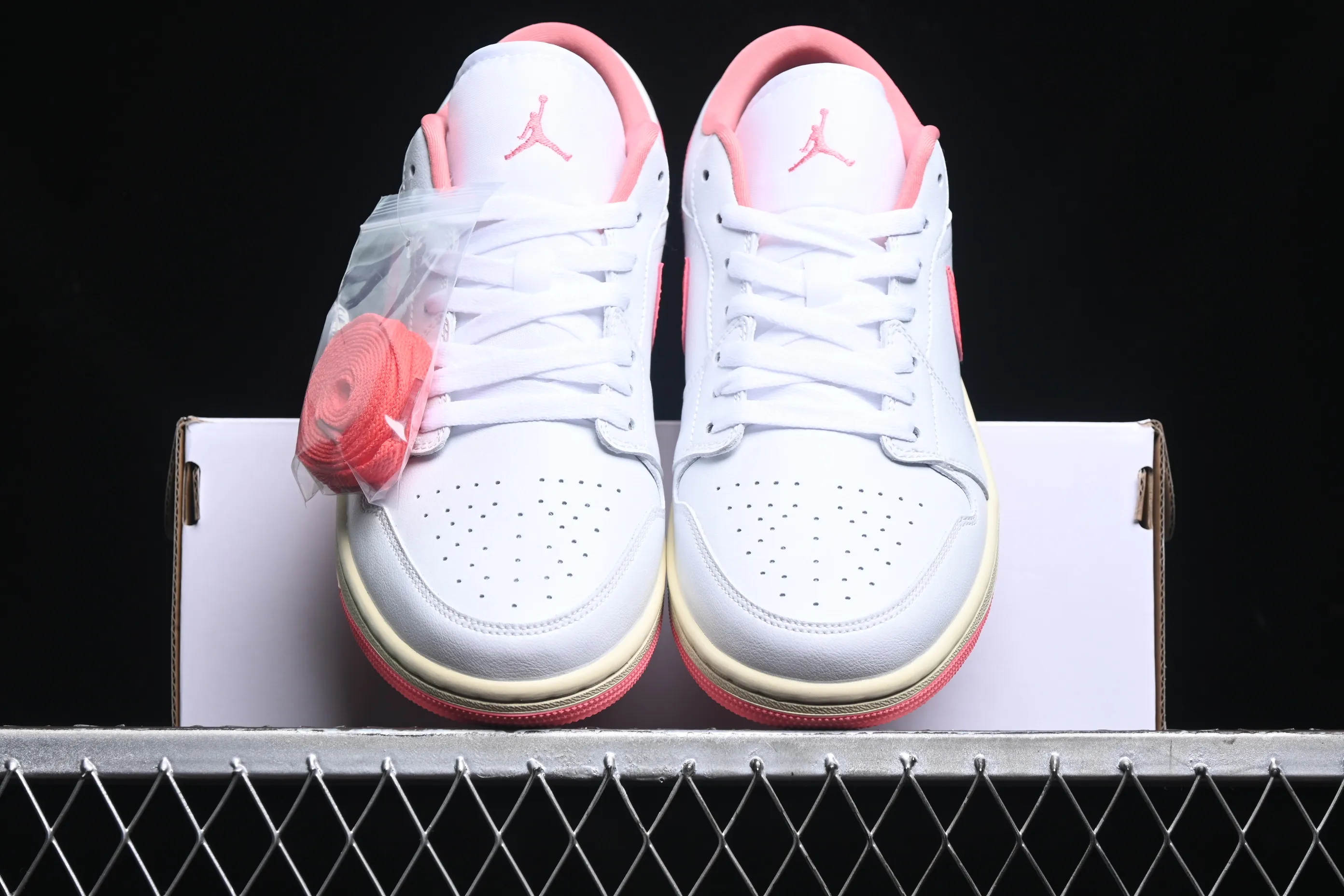 All categories Air Jordan Jordan series basketball shoes Air Jordan 1 Low Air Jordan 1 Low AJ1 Joe 1 white and pink low-top cultural and casual sneakers DC0774-109